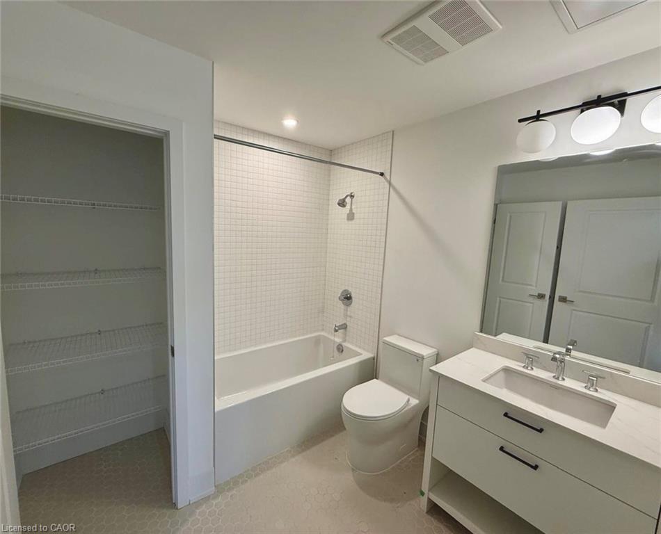 711-206 King Street W, Hamilton, ON - Indoor Photo Showing Bathroom