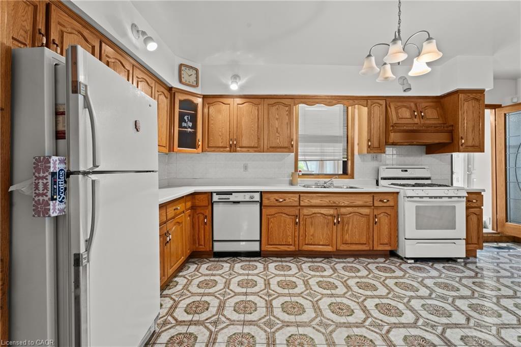 156 Macnab Street N, Hamilton, ON - Indoor Photo Showing Kitchen