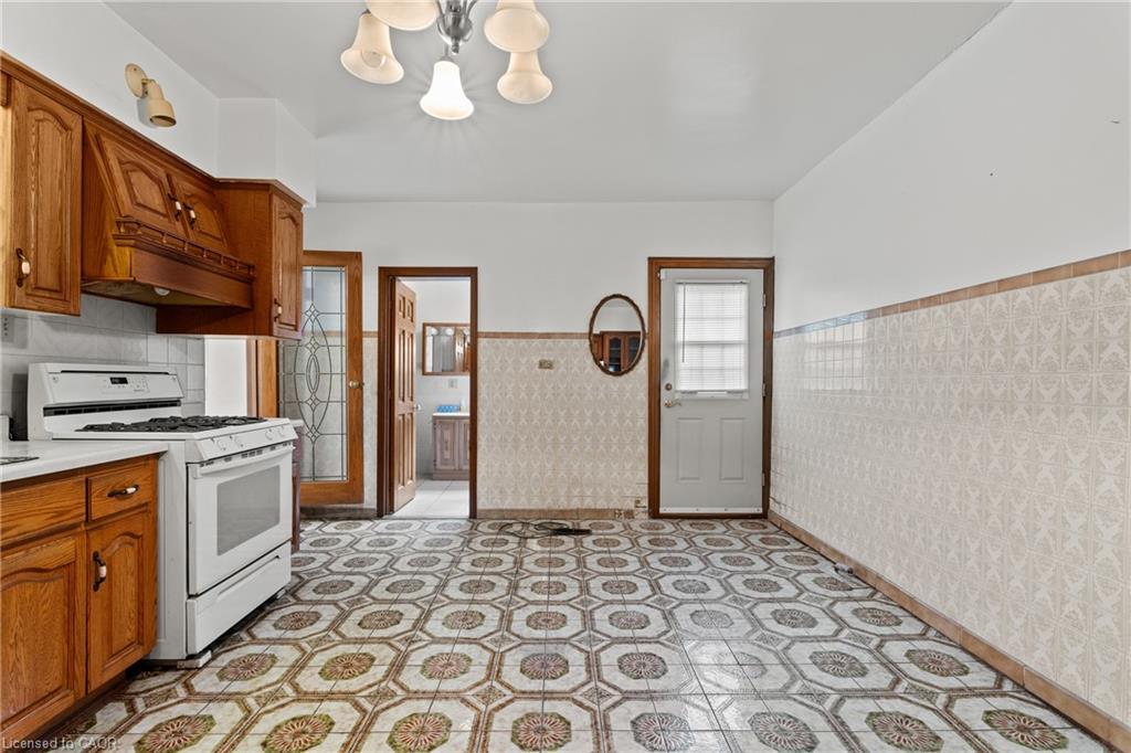 156 Macnab Street N, Hamilton, ON - Indoor Photo Showing Kitchen