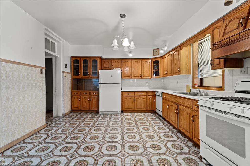 156 Macnab Street N, Hamilton, ON - Indoor Photo Showing Kitchen