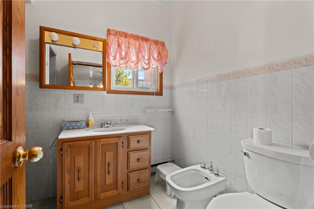 156 Macnab Street N, Hamilton, ON - Indoor Photo Showing Bathroom
