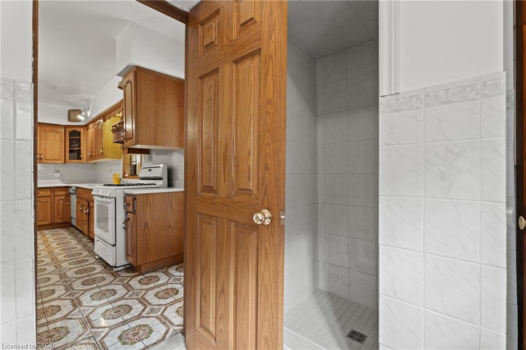 156 Macnab Street N, Hamilton, ON - Indoor Photo Showing Kitchen