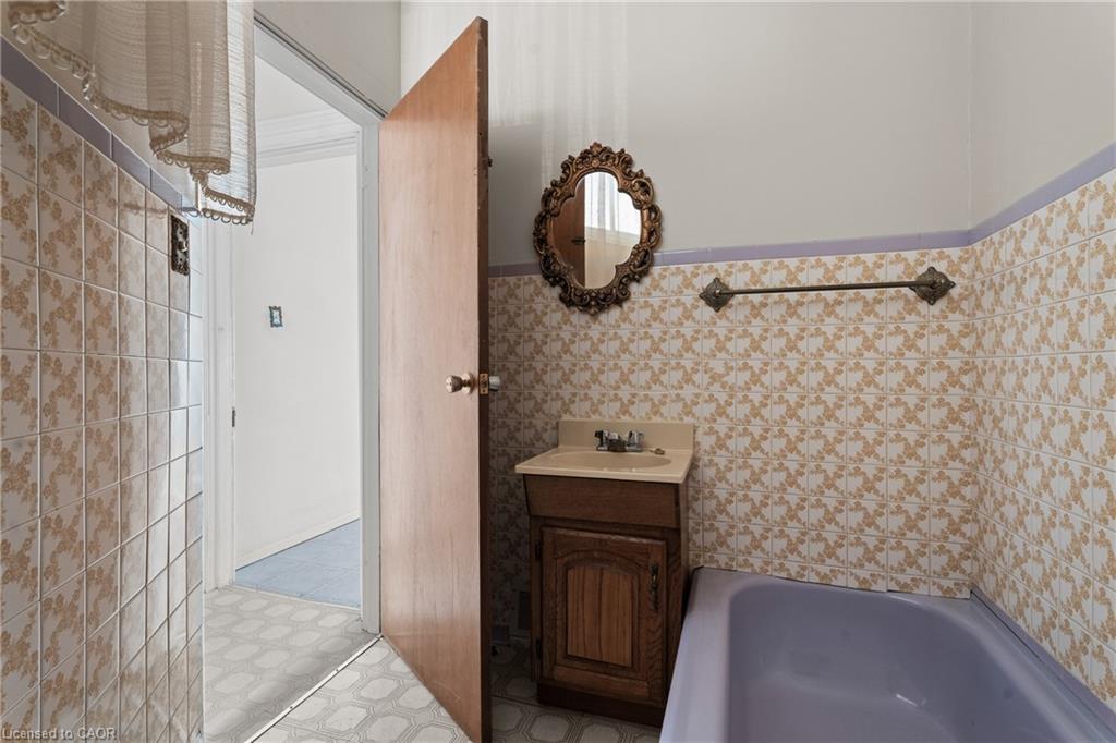 156 Macnab Street N, Hamilton, ON - Indoor Photo Showing Bathroom