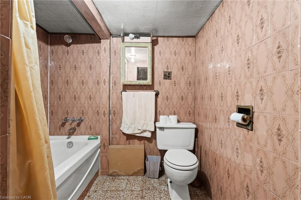 156 Macnab Street N, Hamilton, ON - Indoor Photo Showing Bathroom
