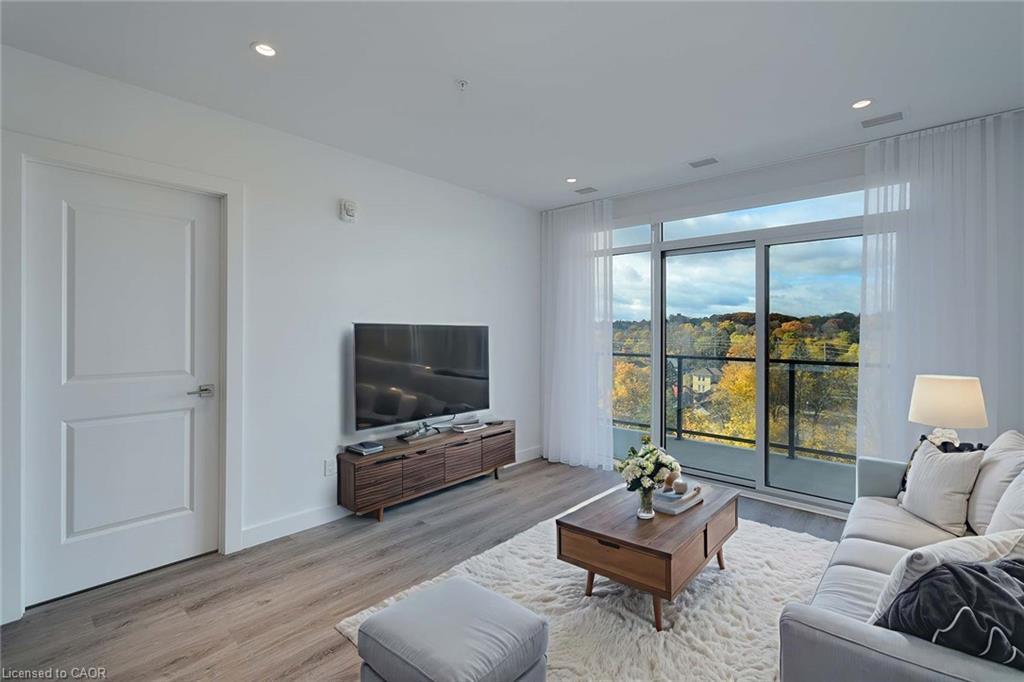 910-15 Glebe Street, Waterloo, ON - Indoor Photo Showing Living Room
