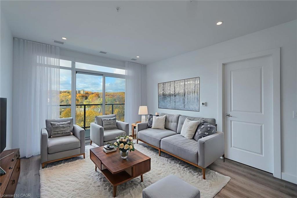 910-15 Glebe Street, Waterloo, ON - Indoor Photo Showing Living Room