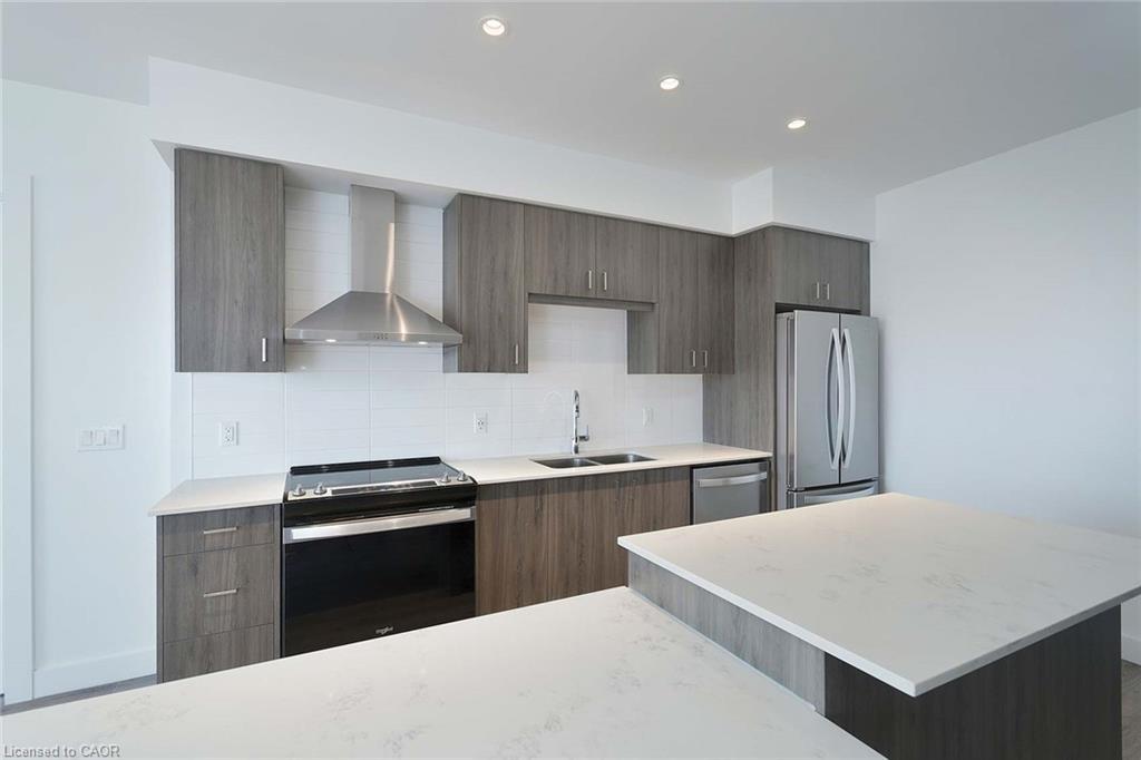 910-15 Glebe Street, Waterloo, ON - Indoor Photo Showing Kitchen With Stainless Steel Kitchen With Double Sink