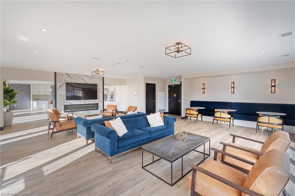 910-15 Glebe Street, Waterloo, ON - Indoor Photo Showing Living Room