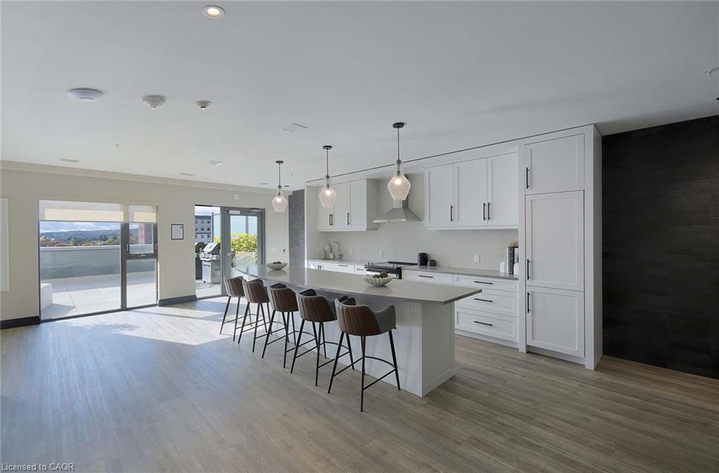 910-15 Glebe Street, Waterloo, ON - Indoor Photo Showing Kitchen With Upgraded Kitchen