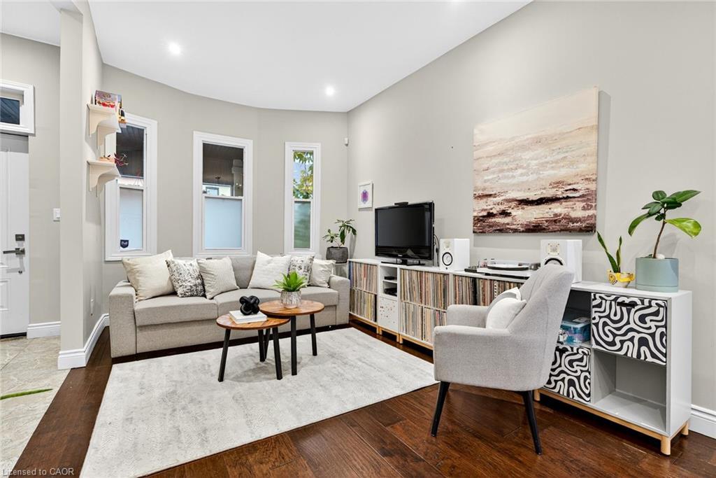 36 Ashley Street, Hamilton, ON - Indoor Photo Showing Living Room