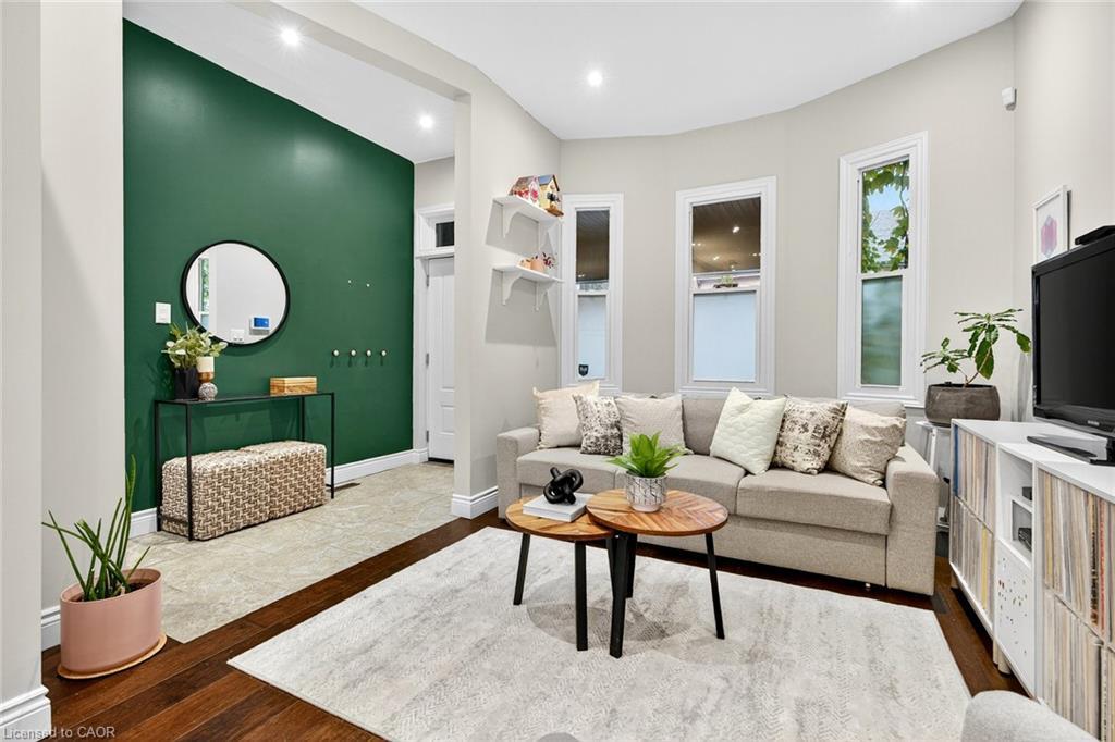 36 Ashley Street, Hamilton, ON - Indoor Photo Showing Living Room