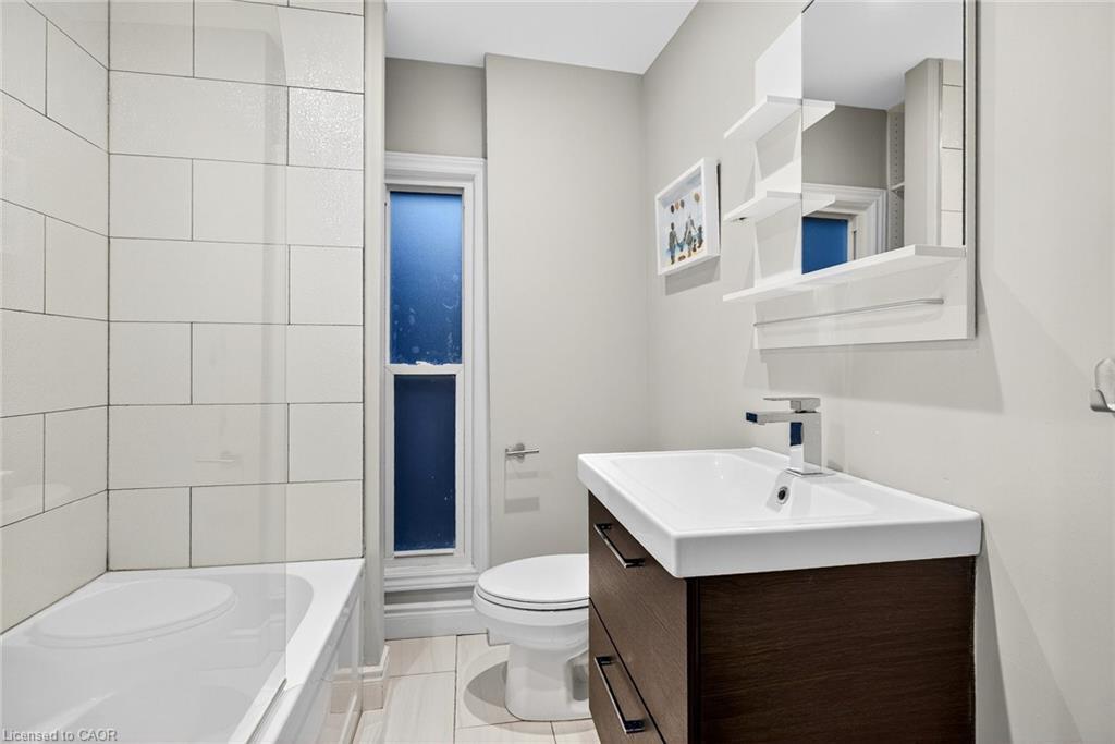 36 Ashley Street, Hamilton, ON - Indoor Photo Showing Bathroom