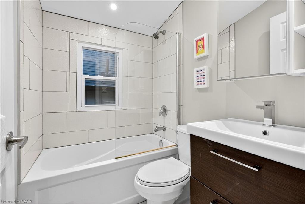 36 Ashley Street, Hamilton, ON - Indoor Photo Showing Bathroom