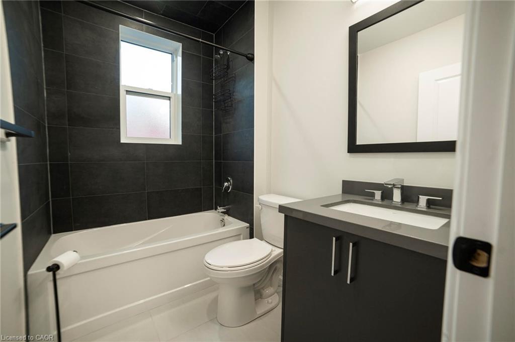 1-265 Robert Street, Hamilton, ON - Indoor Photo Showing Bathroom