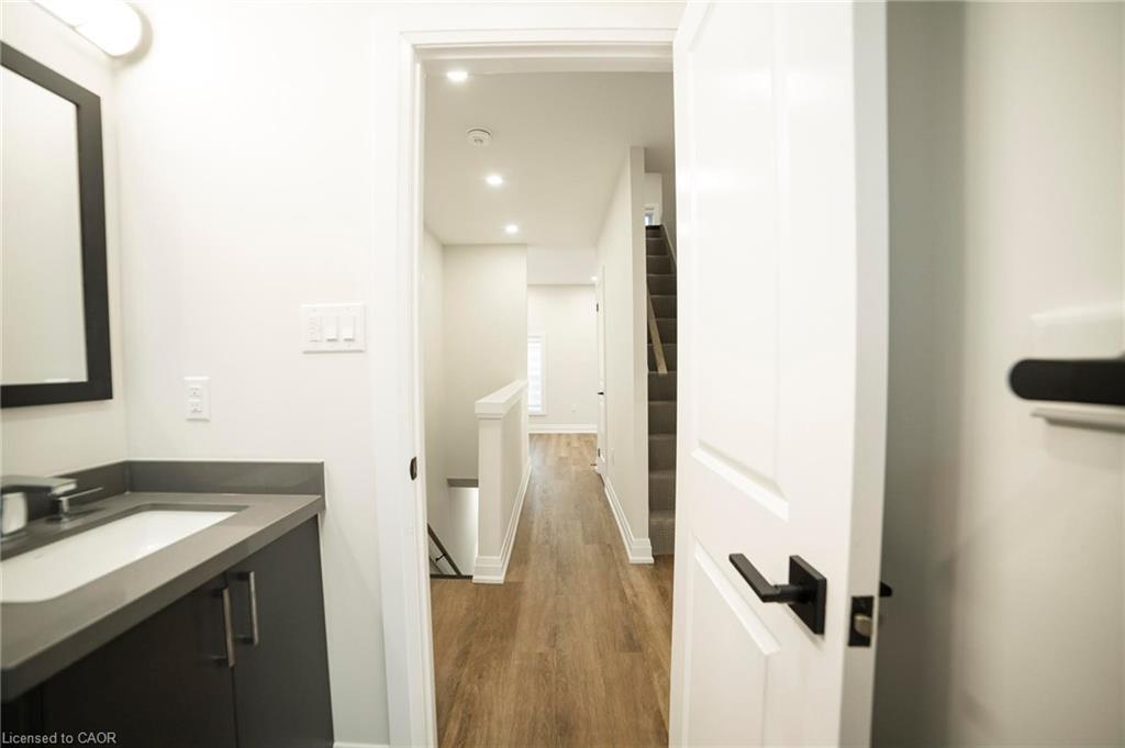 1-265 Robert Street, Hamilton, ON - Indoor Photo Showing Bathroom