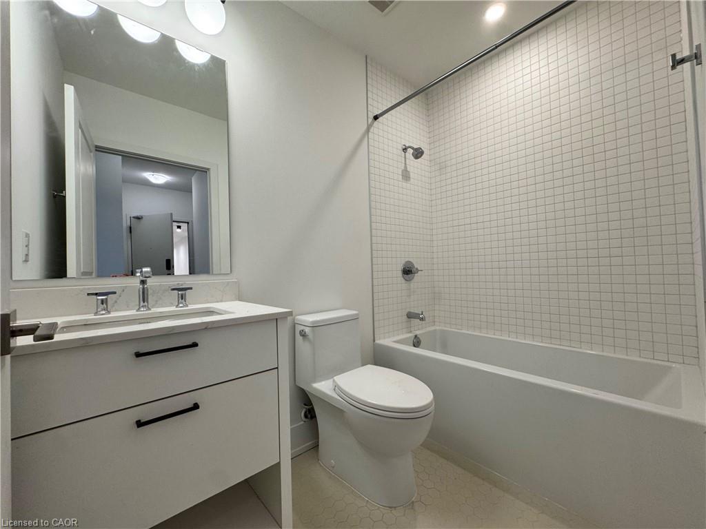 407-206 King Street W, Hamilton, ON - Indoor Photo Showing Bathroom