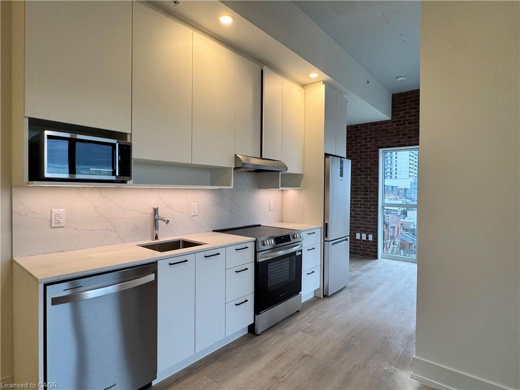 407-206 King Street W, Hamilton, ON - Indoor Photo Showing Kitchen With Upgraded Kitchen