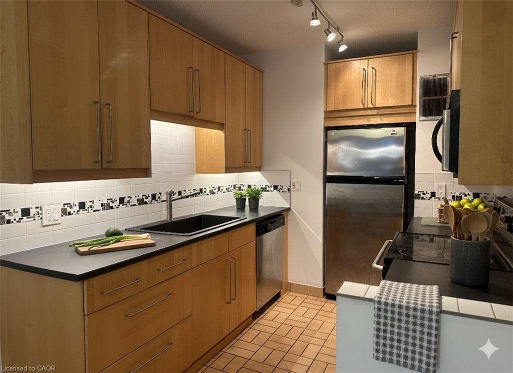 603-45 Westmount Road N, Waterloo, ON - Indoor Photo Showing Kitchen