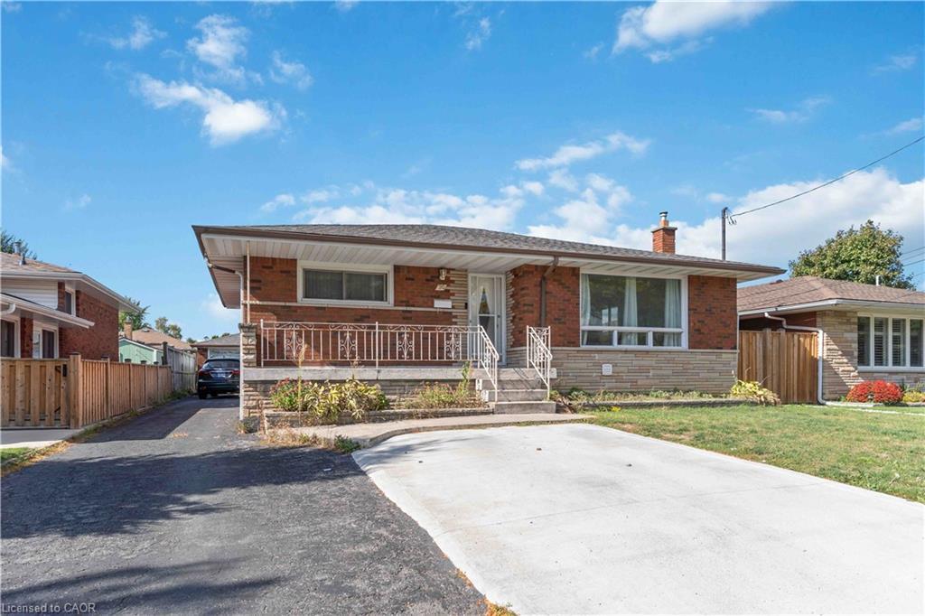 90 Rainbow Drive, Hamilton, ON - Outdoor With Deck Patio Veranda With Facade