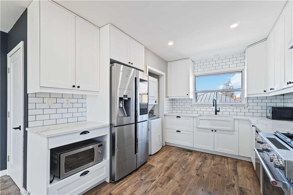 90 Rainbow Drive, Hamilton, ON - Indoor Photo Showing Kitchen With Upgraded Kitchen