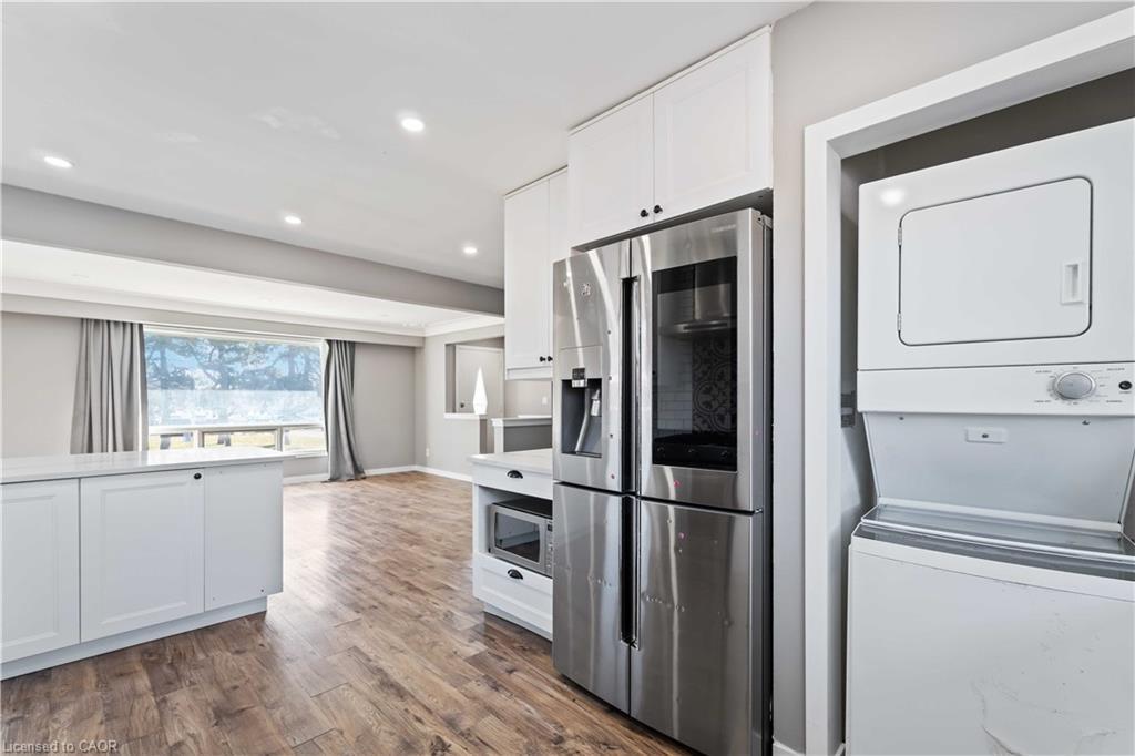 90 Rainbow Drive, Hamilton, ON - Indoor Photo Showing Laundry Room