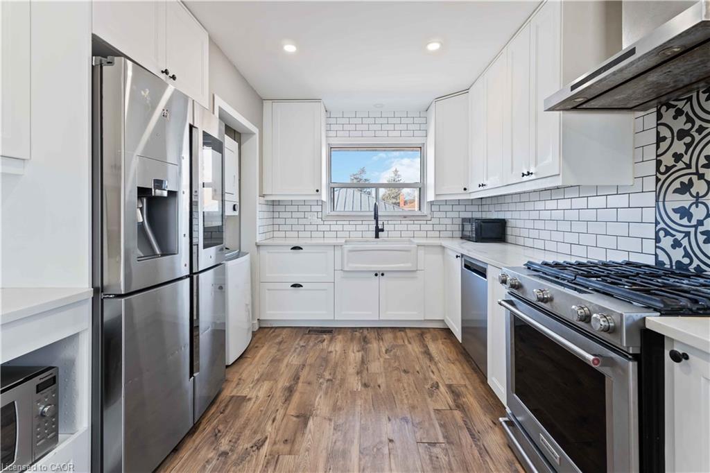 90 Rainbow Drive, Hamilton, ON - Indoor Photo Showing Kitchen With Upgraded Kitchen