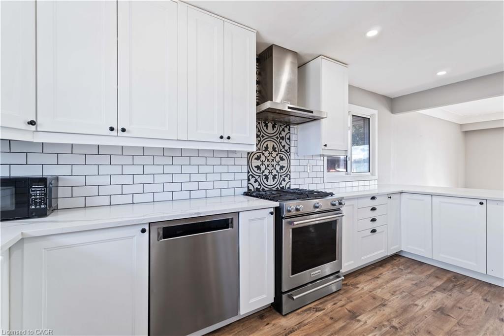90 Rainbow Drive, Hamilton, ON - Indoor Photo Showing Kitchen With Upgraded Kitchen