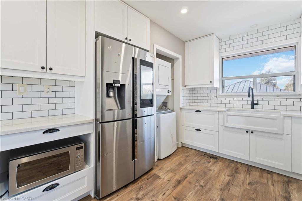 90 Rainbow Drive, Hamilton, ON - Indoor Photo Showing Kitchen
