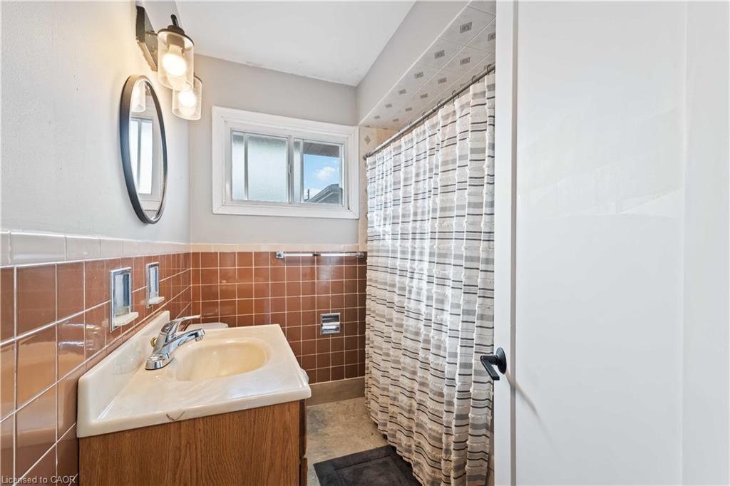 90 Rainbow Drive, Hamilton, ON - Indoor Photo Showing Bathroom