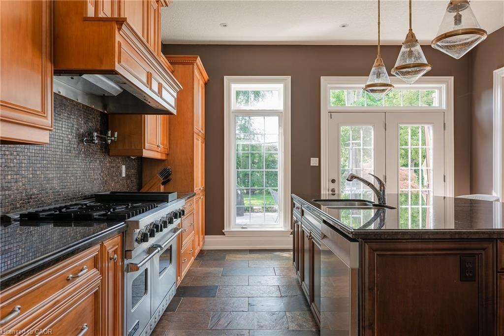 266 Tracina Drive, Oakville, ON - Indoor Photo Showing Kitchen With Upgraded Kitchen