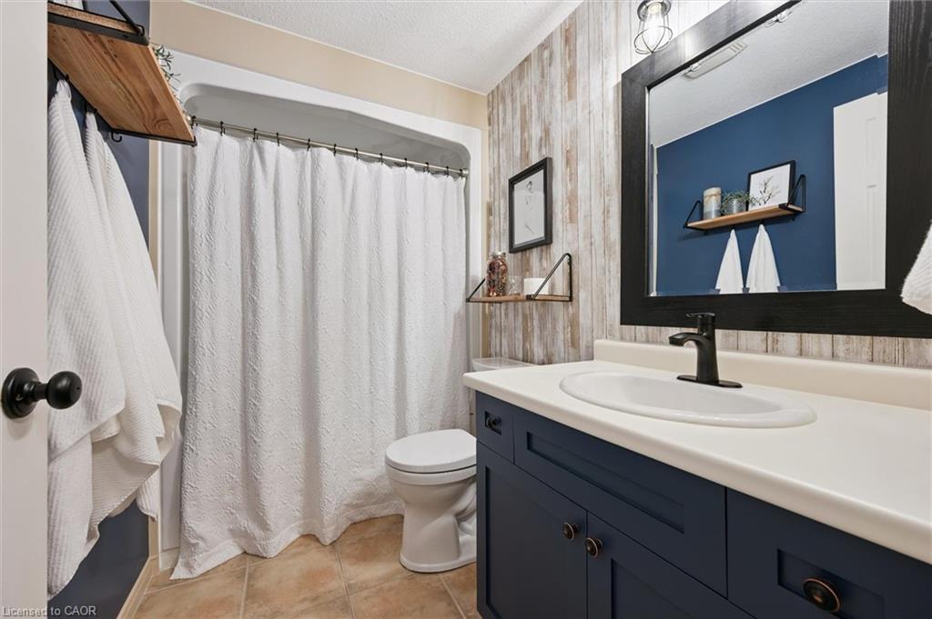 15-42 Fallowfield Drive, Kitchener, ON - Indoor Photo Showing Bathroom