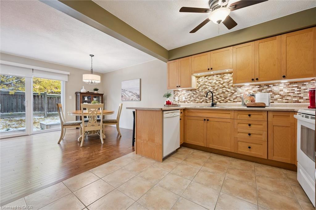 15-42 Fallowfield Drive, Kitchener, ON - Indoor Photo Showing Kitchen
