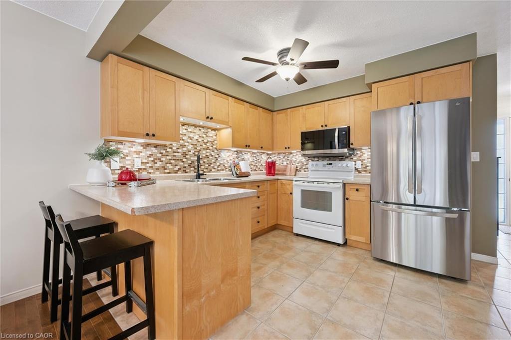 15-42 Fallowfield Drive, Kitchener, ON - Indoor Photo Showing Kitchen