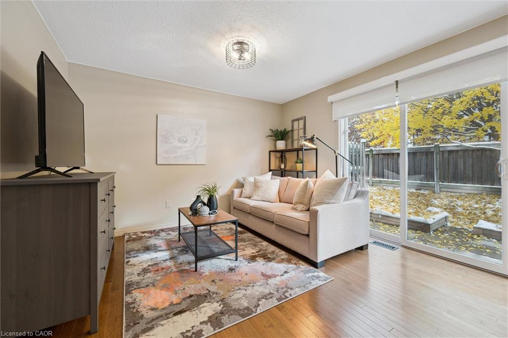 15-42 Fallowfield Drive, Kitchener, ON - Indoor Photo Showing Living Room