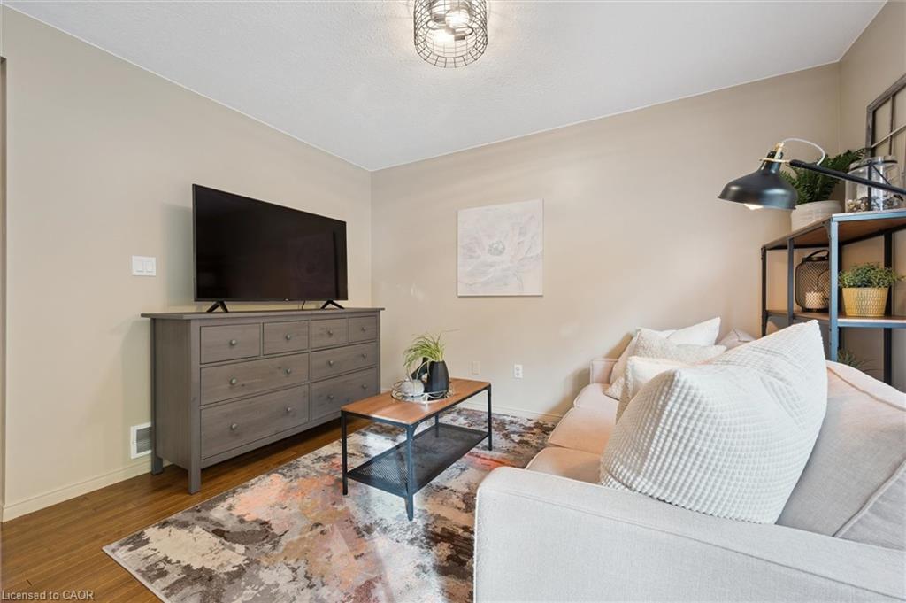 15-42 Fallowfield Drive, Kitchener, ON - Indoor Photo Showing Bedroom