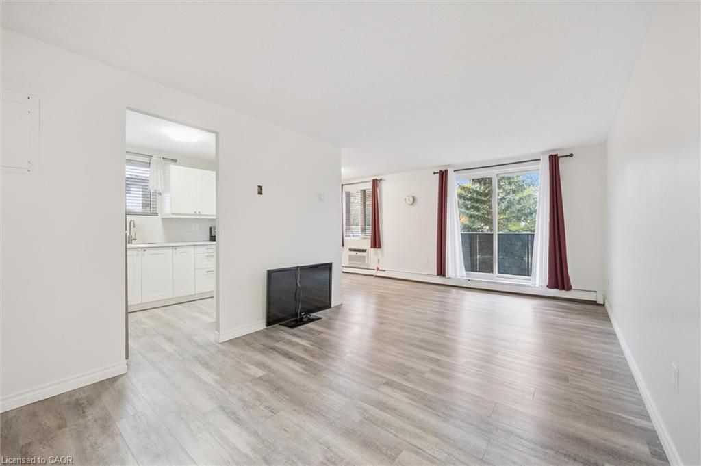 210-279 Chandler Drive, Kitchener, ON - Indoor Photo Showing Living Room