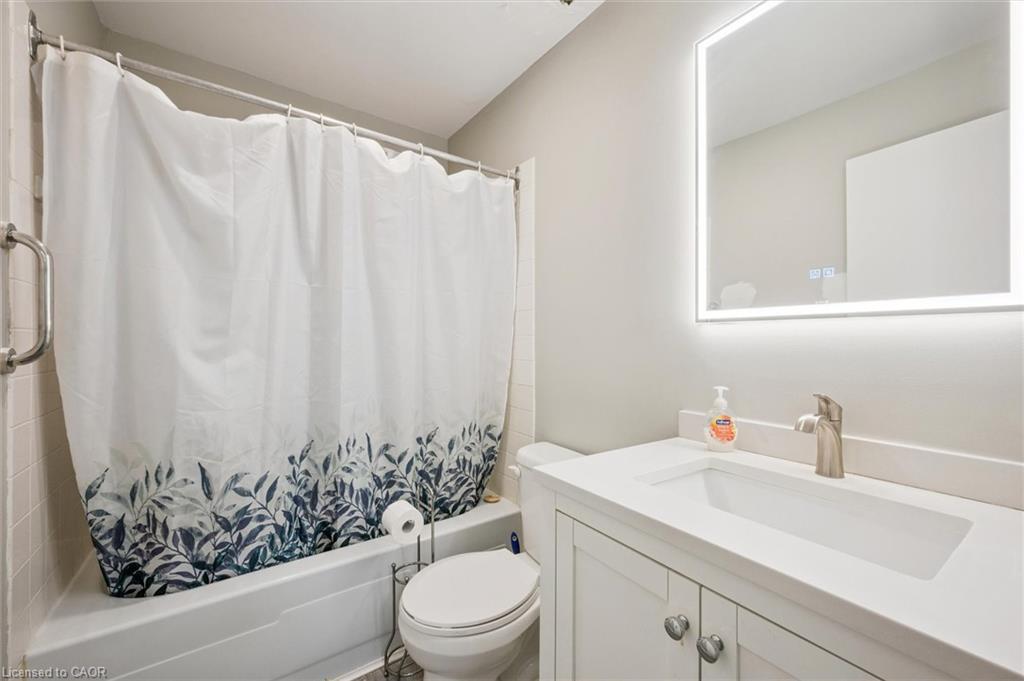 210-279 Chandler Drive, Kitchener, ON - Indoor Photo Showing Bathroom