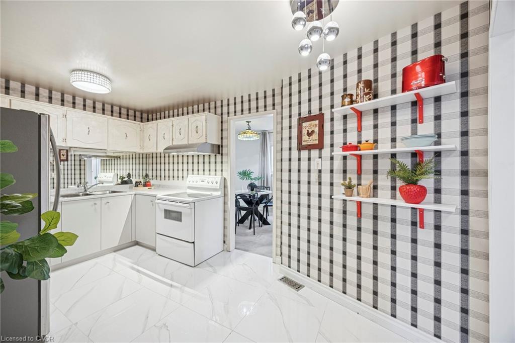 28 Reith Way, Thornhill, ON - Indoor Photo Showing Kitchen