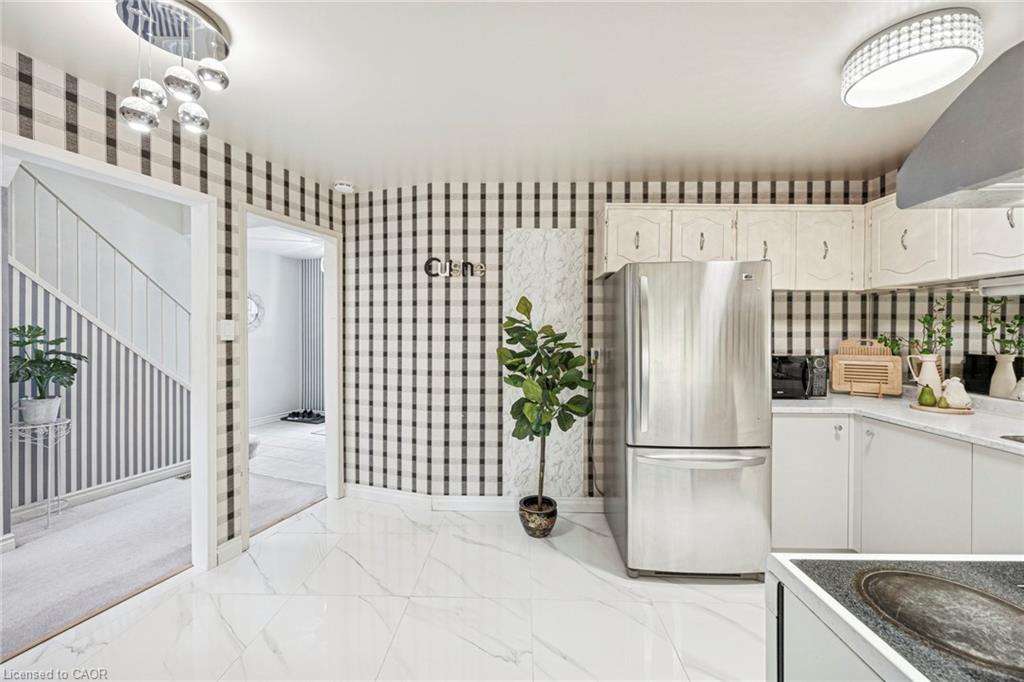 28 Reith Way, Thornhill, ON - Indoor Photo Showing Kitchen