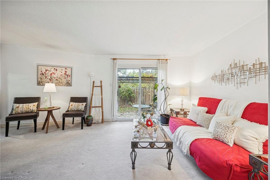 28 Reith Way, Thornhill, ON - Indoor Photo Showing Living Room