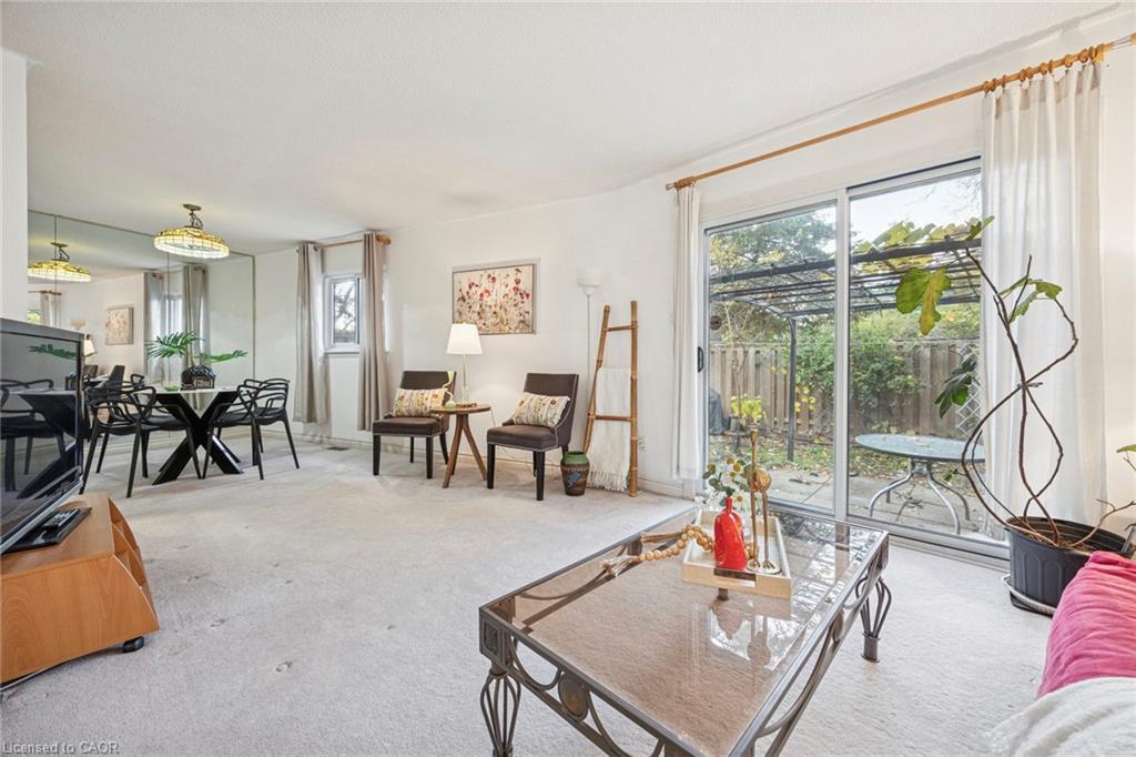28 Reith Way, Thornhill, ON - Indoor Photo Showing Living Room