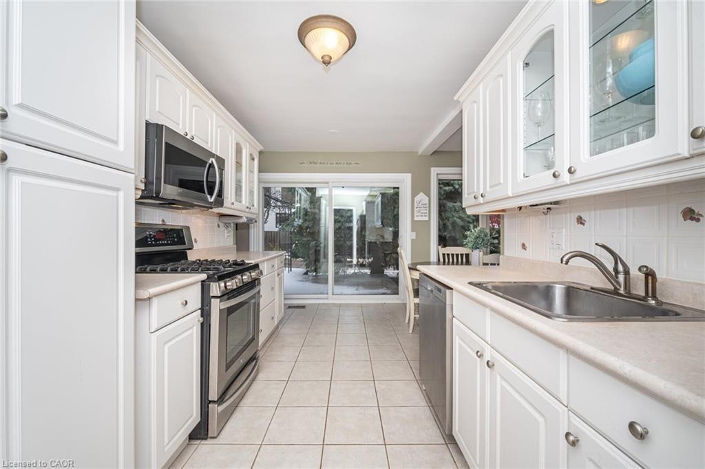 25 Sora Drive, Mississauga, ON - Indoor Photo Showing Kitchen