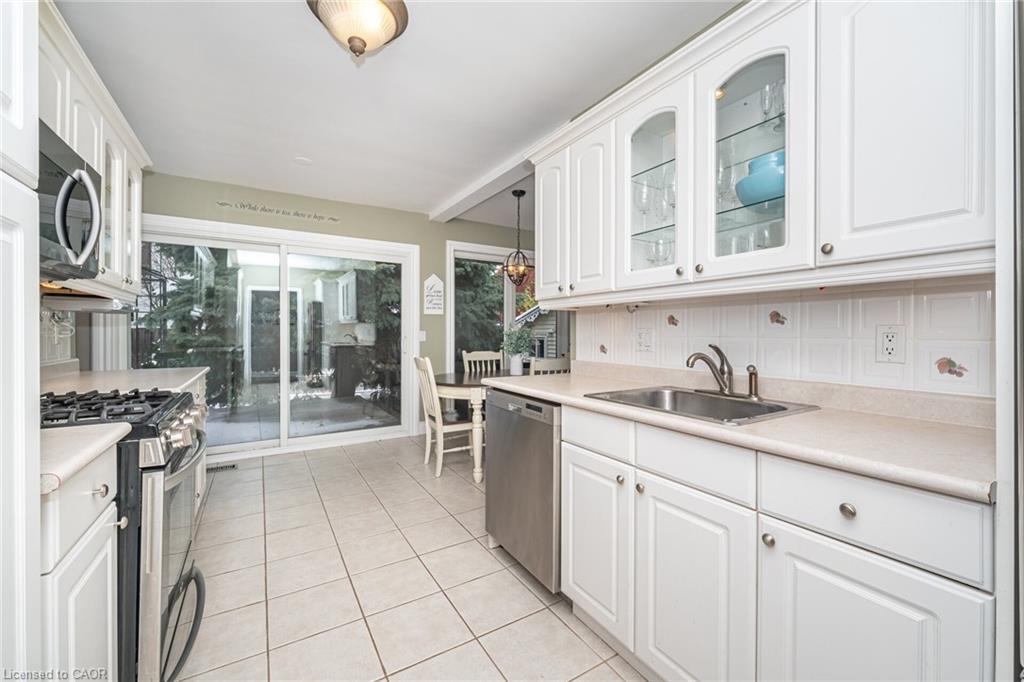 25 Sora Drive, Mississauga, ON - Indoor Photo Showing Kitchen