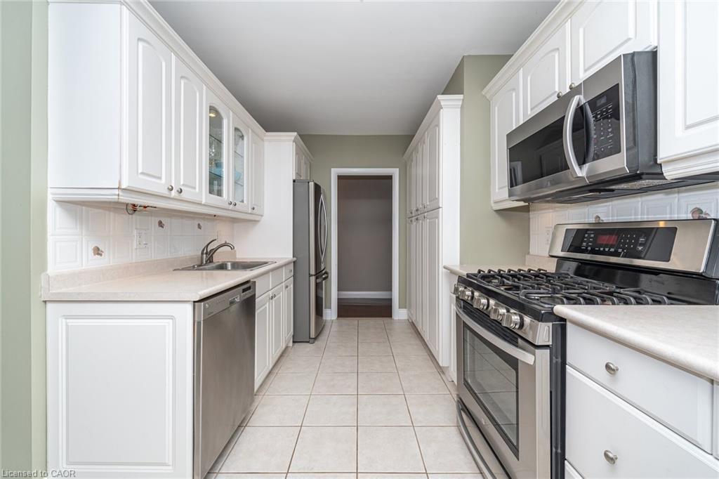 25 Sora Drive, Mississauga, ON - Indoor Photo Showing Kitchen