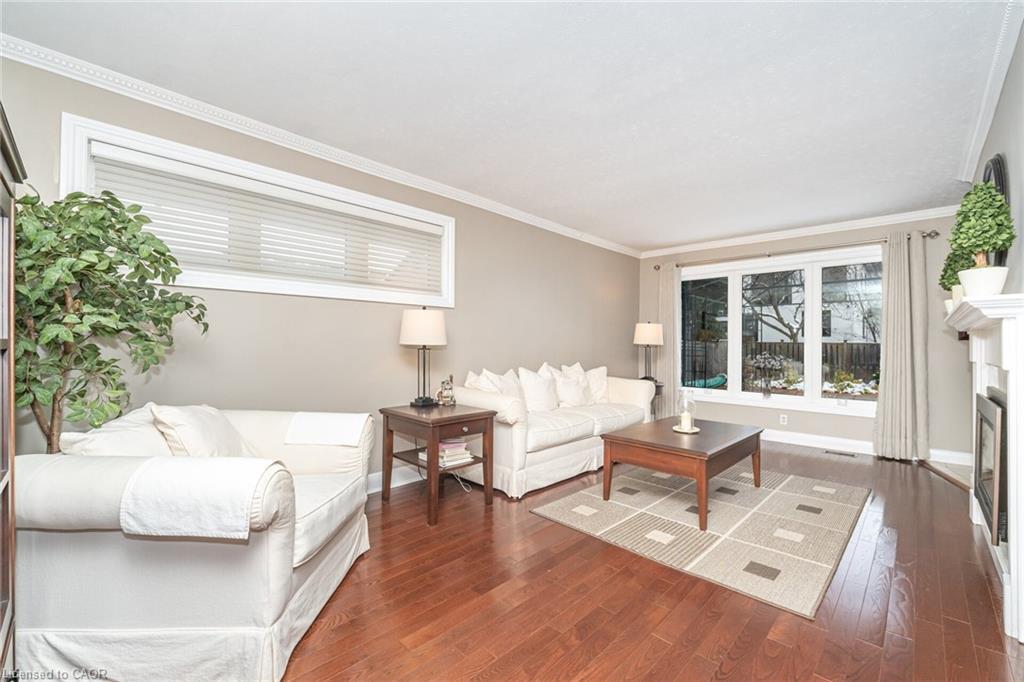 25 Sora Drive, Mississauga, ON - Indoor Photo Showing Living Room
