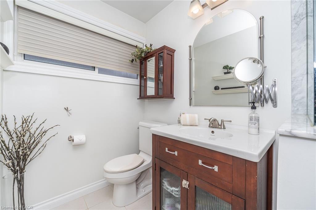 25 Sora Drive, Mississauga, ON - Indoor Photo Showing Bathroom