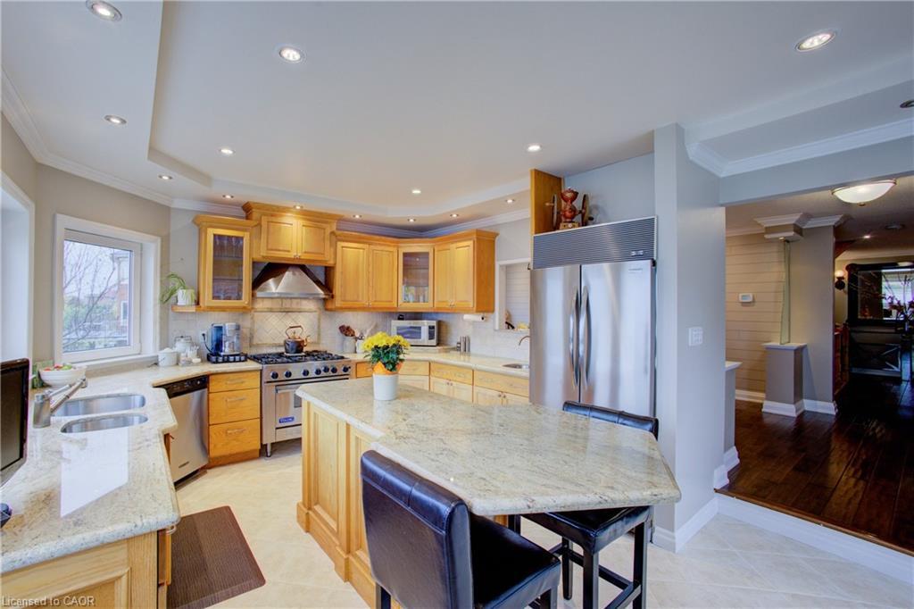 109 Professor'S Lake Parkway, Brampton, ON - Indoor Photo Showing Kitchen