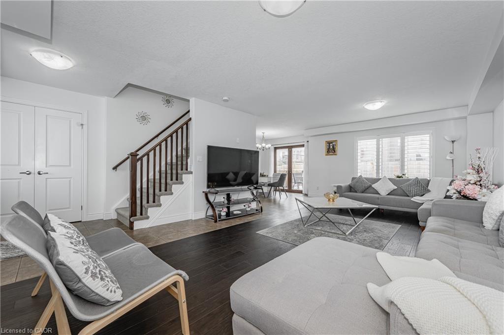 854 Springbank Avenue N, Woodstock, ON - Indoor Photo Showing Living Room