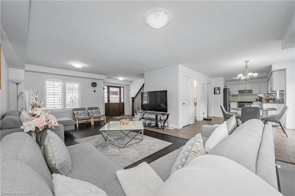 854 Springbank Avenue N, Woodstock, ON - Indoor Photo Showing Living Room