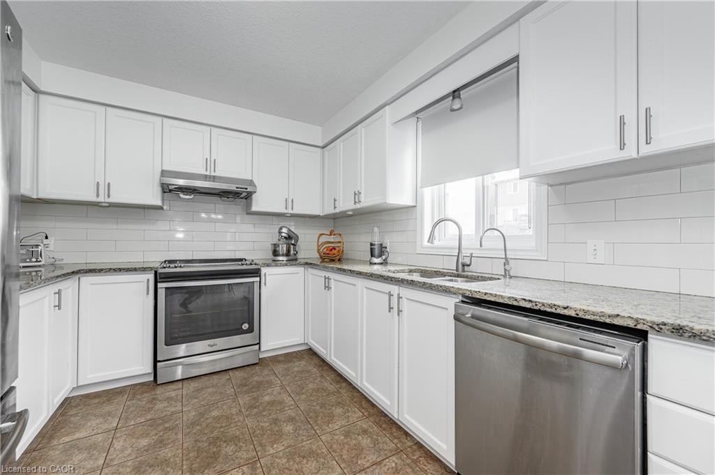 854 Springbank Avenue N, Woodstock, ON - Indoor Photo Showing Kitchen With Upgraded Kitchen